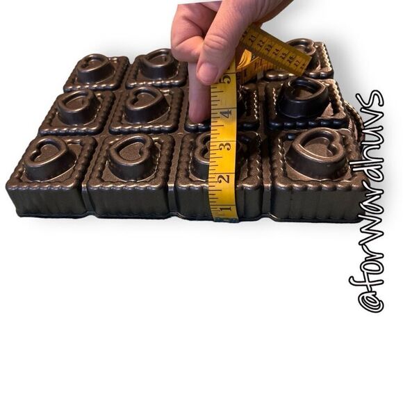 Wilton 12 Hearts Cake Pan - Non-Stick CAST ALUMINUM - Rectangle 12 x 9 1/2 x 2 - Picture 5 of 8